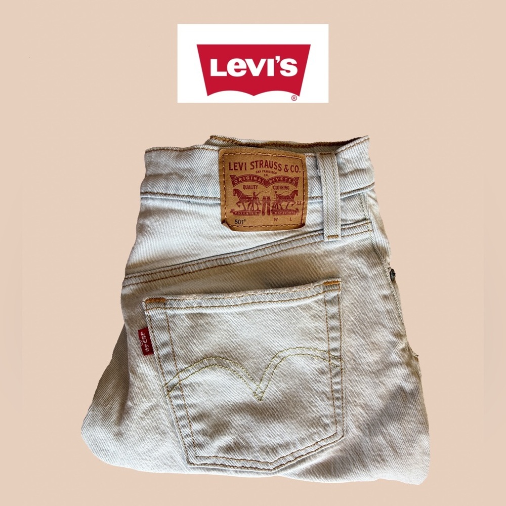 Levi’s light wash denim shorts​